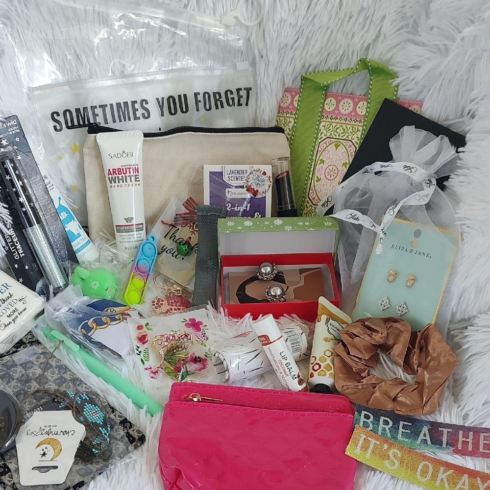 Assorted Gift Set with Pink Pouch Set# 1 Great For Buyer Gifts!